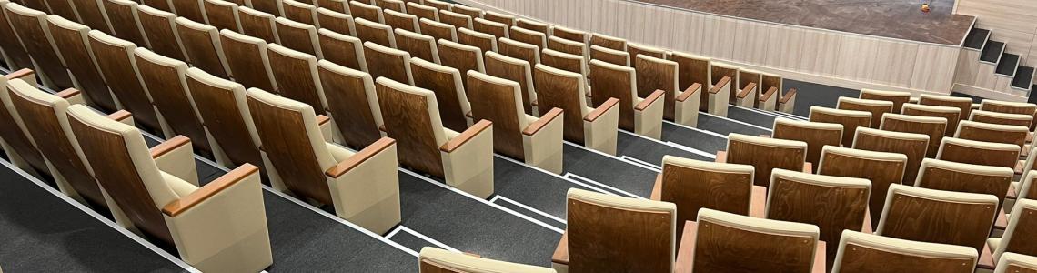 تصميم قاعة المؤتمرات الحديثة: دليل التصنيع، التصميم، وتجربة المستخدم تصميم قاعة المؤتمرات الحديثة: دليل التصنيع، التصميم، وتجربة المستخدم